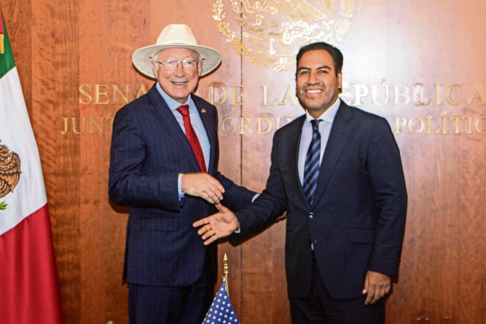 Ken Salazar y el presidente de la Jucopo del Senado, Eduardo Ramírez, hablaron sobre el fortalecimiento de la cooperación internacional. Foto: Gabriel Pano / EL UNIVERSAL