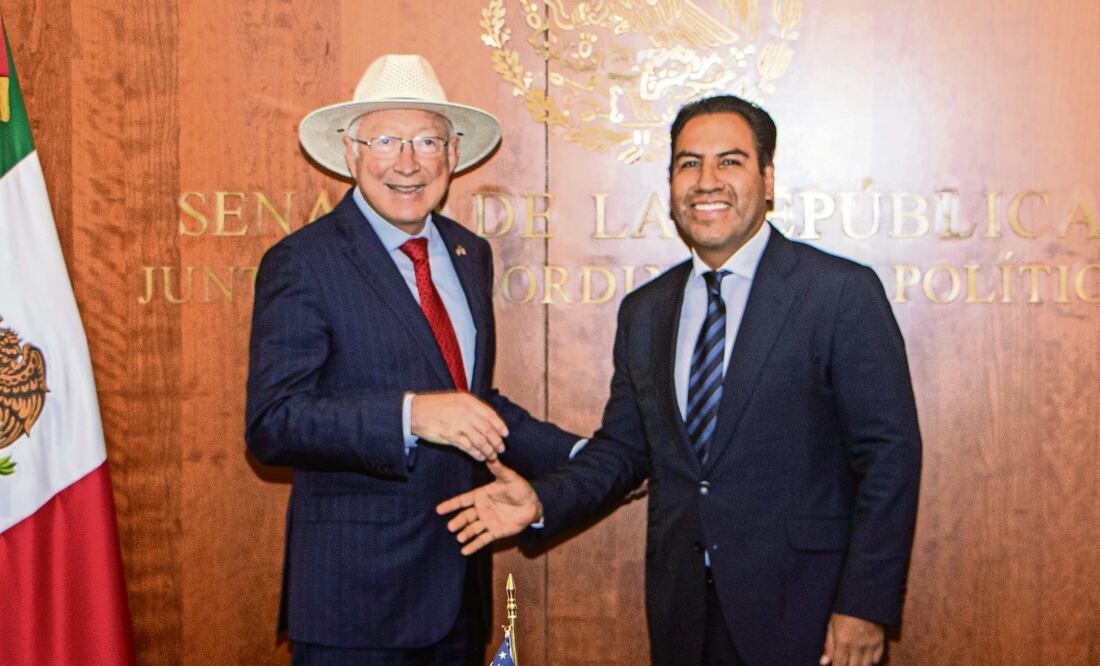 Ken Salazar y el presidente de la Jucopo del Senado, Eduardo Ramírez, hablaron sobre el fortalecimiento de la cooperación internacional. Foto: Gabriel Pano / EL UNIVERSAL