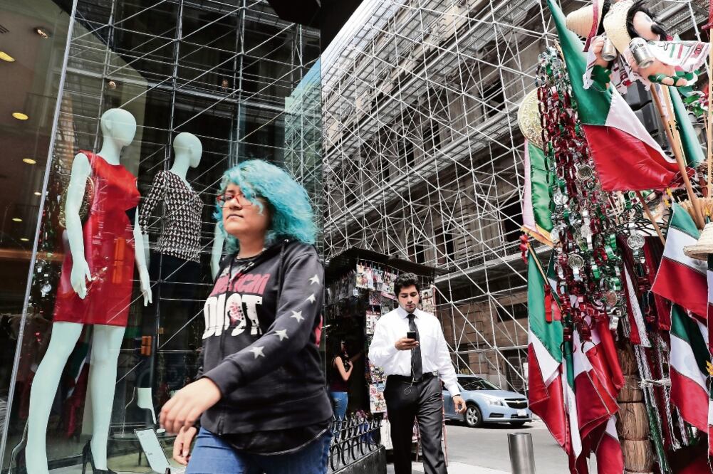 De acuerdo con datos de Euromonitor International, el mercado mexicano de ropa y calzado va a crecer a una tasa anual de 8% entre 2016 y 2020 (JUAN CARLOS REYES . EL UNIVERSAL)