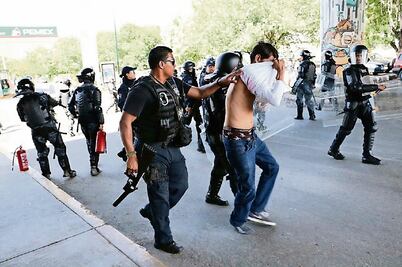 Maestros chocan con policías en Michoacán