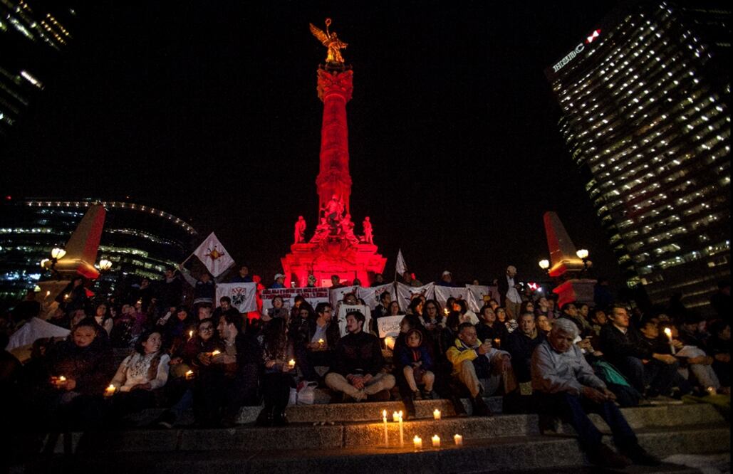 Integrantes del colectivo "Paz sin Guerra" se concentraron en el Ángel de la Independencia. 