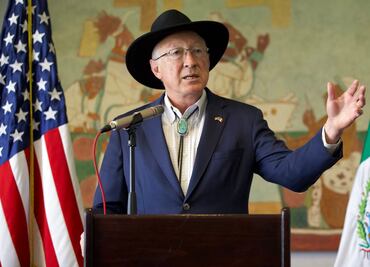 Llega Ken Salazar a Palacio Nacional; se prevé que se reúna con el secretario de Hacienda