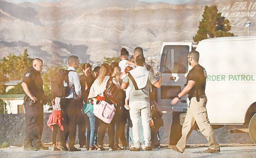 Autoridades detienen a migrantes en El Paso, Texas, en junio de 2019. Foto: ARCHIVO AFP