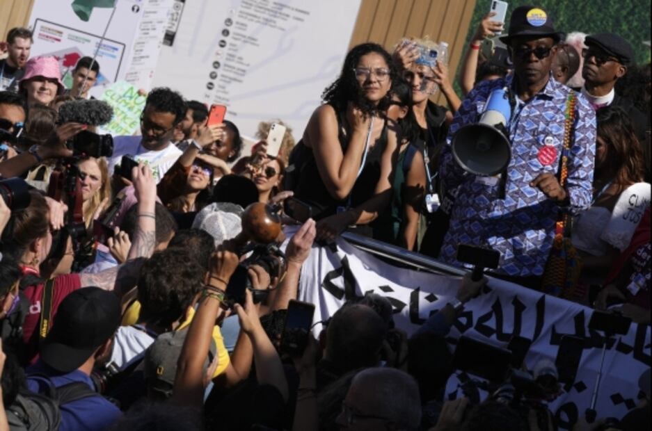 Activistas protestan en la COP27 por cambio climático