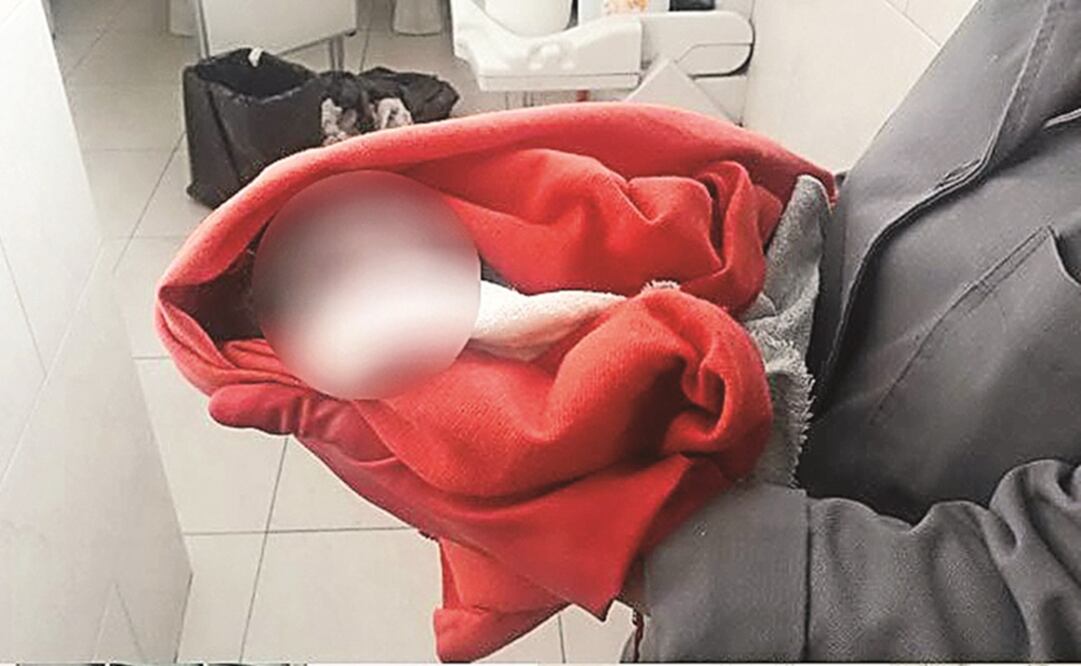 El recién nacido fue resguardado por Beatriz Serrano, trabajadora de limpiez a , quien lo encontró cuando aseaba los sanitarios de la plaza comercial. (CORTESÍA)