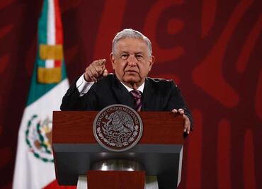 AMLO promete celebrar a profesores el Día del Maestro con plan para aumentarles el sueldo