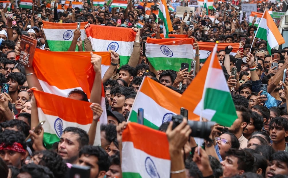 Manifestantes del movimiento estudiantil Cockroach Janata Party (CJP) sostienen banderas de India durante una protesta para exigir reformas al sistema de exámenes y la salida del ministro de Educación (24/07/2026). Foto: EFE