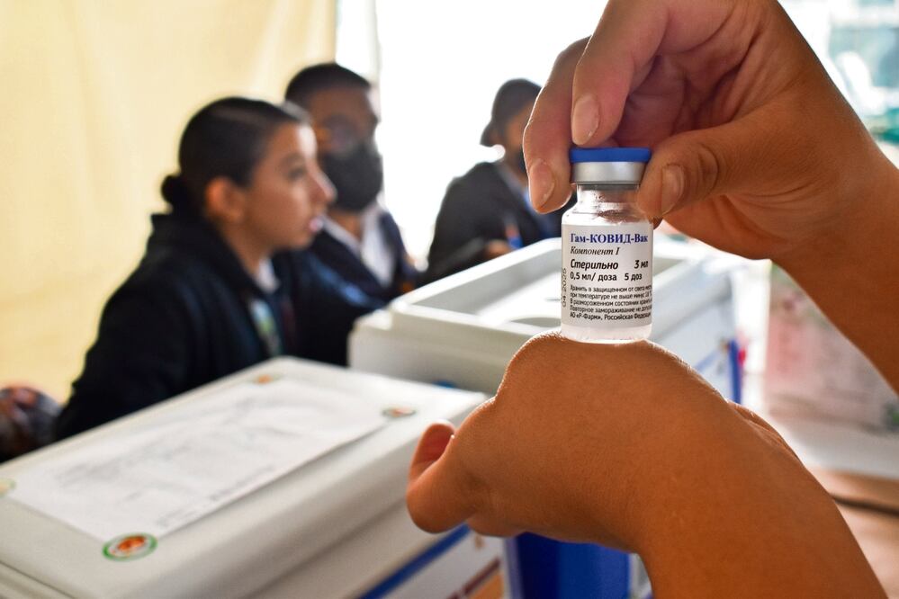 Acuden capitalinos a centros de salud por dosis de Sputnik-V En un centro de salud en Venustiano Carranza, EL U N I V E RSA L constató que decenas de personas se han acercado para recibir la vacuna. Foto:ABRIL ANGULO. EL UNIVERSAL