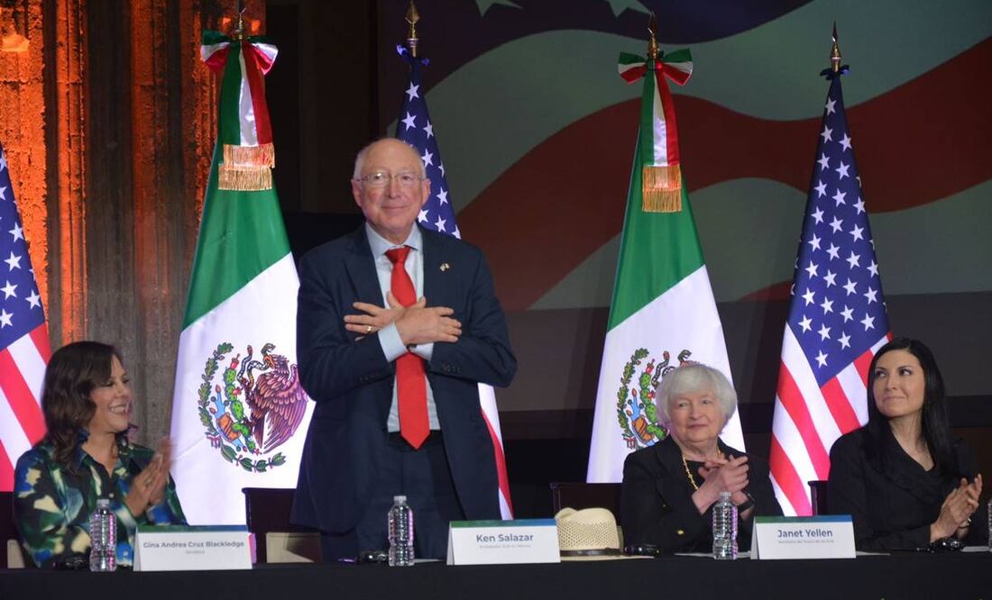 El embajador Ken Salazar en la presentación de la moneda bicentenario de Estados Unidos / Foto: @USAmbMex