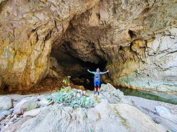 En las Grutas de Cacahuamilpa recorre un río subterráneo secreto