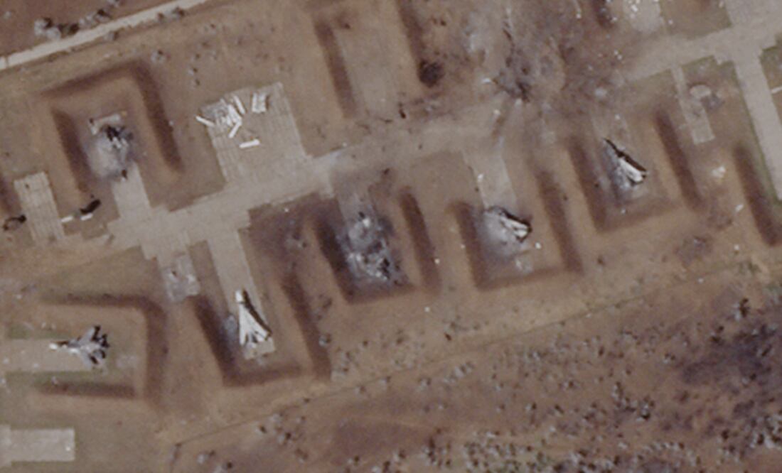 La base aérea de Saky el 10 de agosto, después de las explosiones. Foto: Reuters/Planet Labs PBC