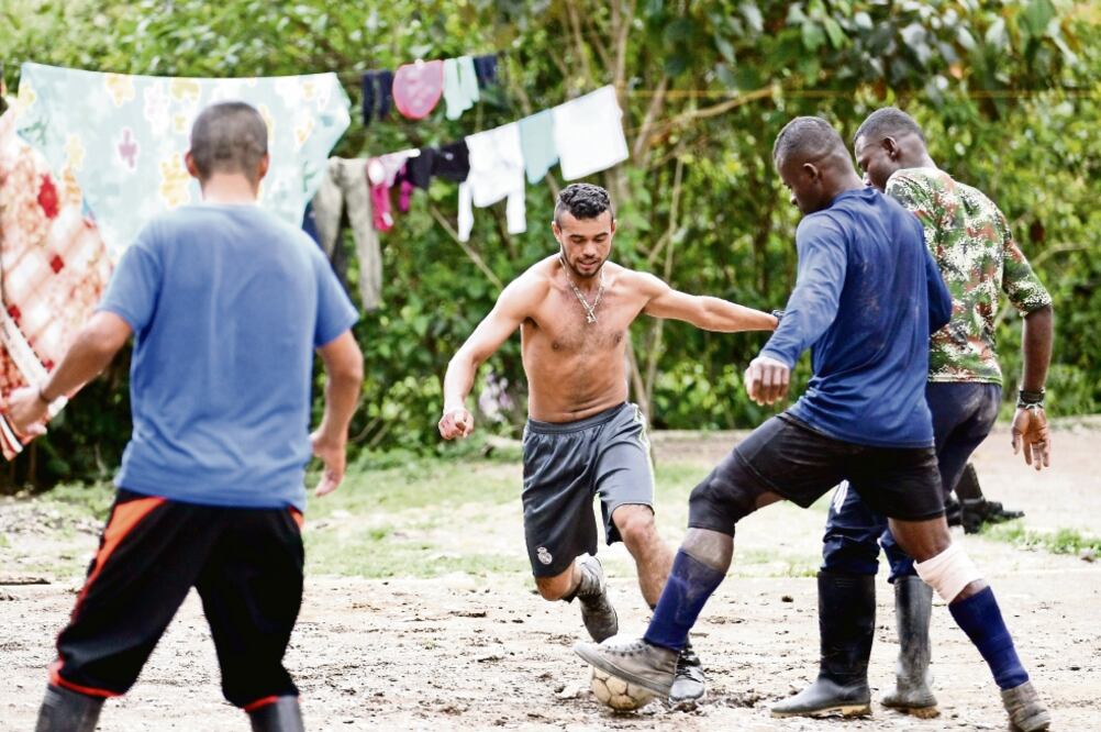 Guerrilleros juegan un partido de fUtbol, luego de la fiesta de navidad de las FARC, en un campamento Cano en los Robles, en las montañas del Cauca. (CHRISTIAN ESCOBAR MORA. EFE)