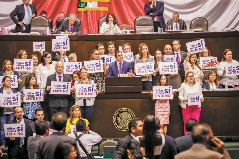Los diputados de la bancada del Partido Acción Nacional (PAN) protestaron en contra de la reforma educativa durante la intervención de uno de los legisladores del blanquiazul / DIEGO SIMÓN. EL UNIVERSAL
