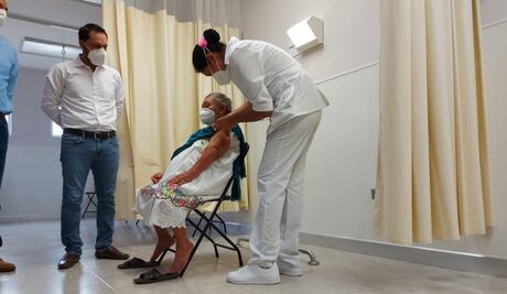 Vacunan contra Covid-19 a los primeros adultos mayores en Yucatán