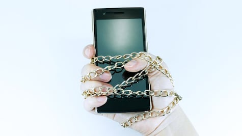 ¿Cómo sé si padezco "nomofobia", miedo irracional a no tener el móvil (ni WhatsApp)?