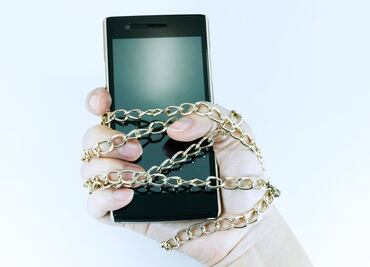 ¿Cómo sé si padezco "nomofobia", miedo irracional a no tener el móvil (ni WhatsApp)?