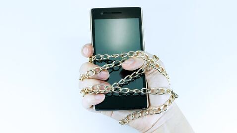 ¿Cómo sé si padezco "nomofobia", miedo irracional a no tener el móvil (ni WhatsApp)?