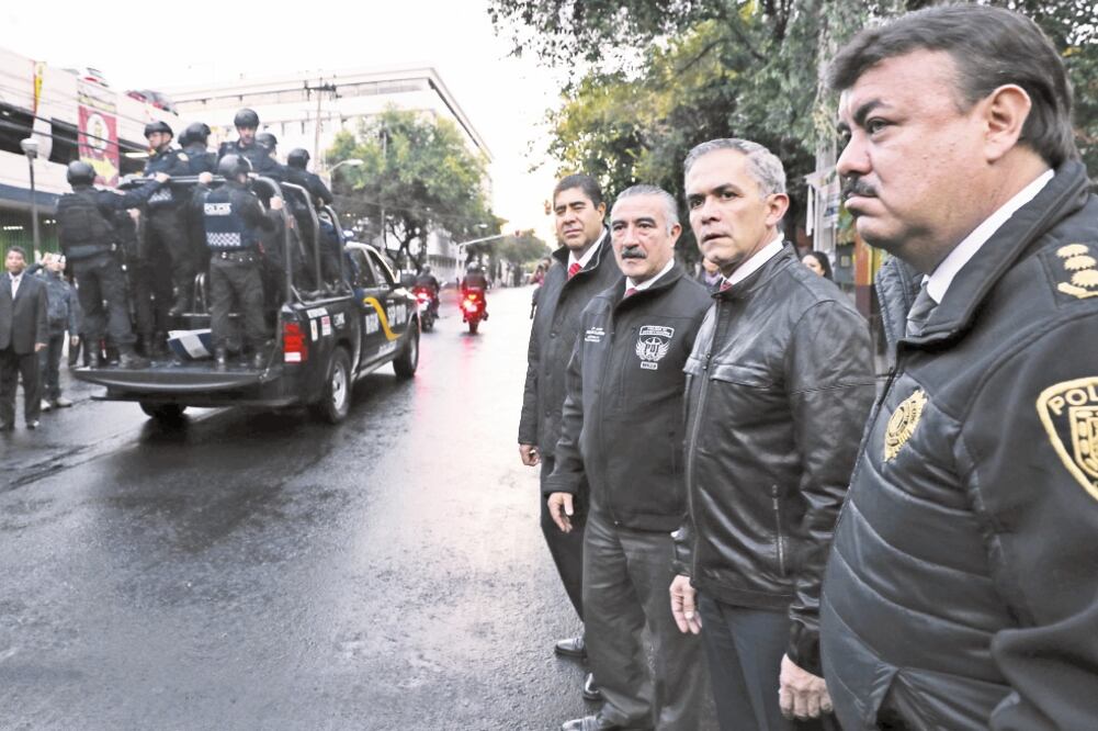El jefe de Gobierno, Miguel Ángel Mancera, encabezó el banderazo de salida del operativo para supervisar establecimientos de Venustiano Carranza y Tlalpan  (JUAN CARLOS REYES. EL UNIVERSAL)