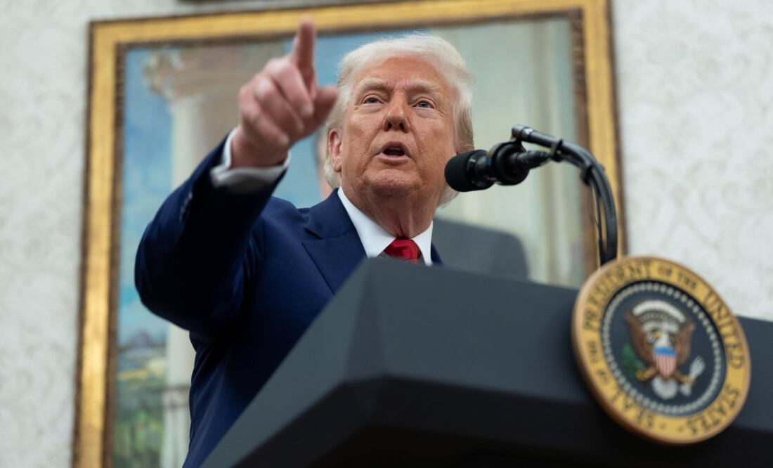 El presidente de Estados Unidos, Donald Trump, habla en la ceremonia de juramentación de Jeanine Pirro como fiscal interina de Estados Unidos para el Distrito de Columbia, en la Oficina Oval de la Casa Blanca en Washington, D.C., EU, el 28 de mayo de 2025. Foto: EFE