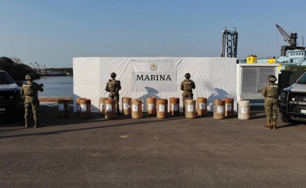 Elementos navales decomisan bidones y enfrentan a balseros que intentan cruzar combustible hacia territorio mexicano. (16/02/26) Foto: Especial