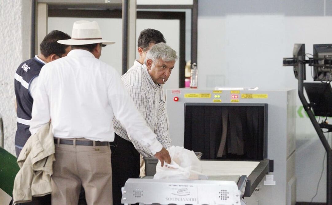 AMLO will only take commercial flights – Photo: Ariel Ojeda/EL UNIVERSAL