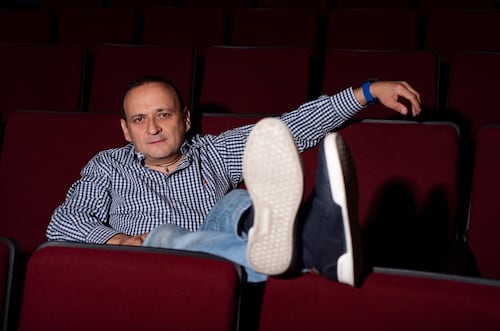 Lalo España reclama a invitados que no llegan al teatro