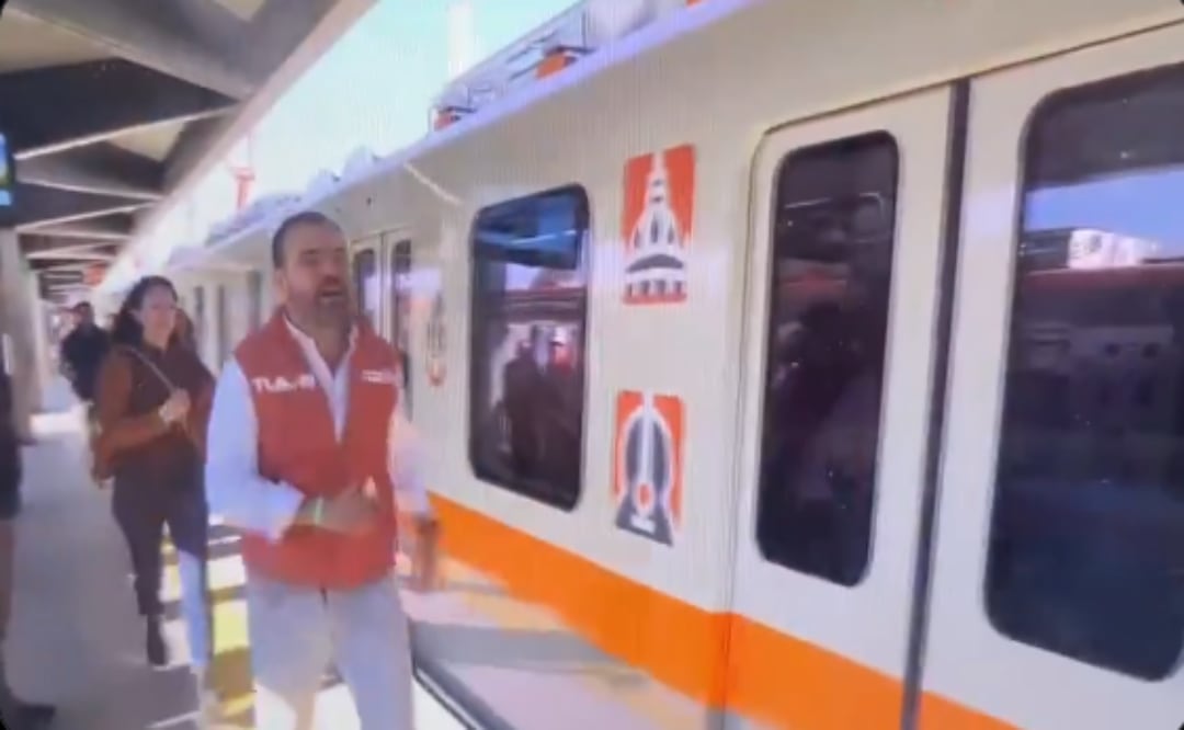 VIDEO: Alcalde de Tlajomulco de Zúñiga en Jalisco no logra subir al Tren Línea 4 durante inauguración; reacciona con humor. Foto: Captura de pantalla