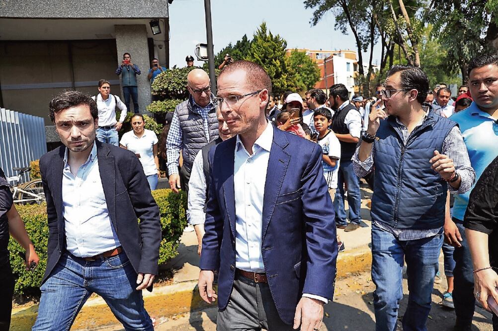 El candidato presidencial de Por México al Frente, Ricardo Anaya, a su llegada a la Procuraduría General de la República, donde acusó a la dependencia de haber dañado su imagen al difarmarlo por negarse a declarar sobre el caso Barreiro. (IRVIN OLIVARES)