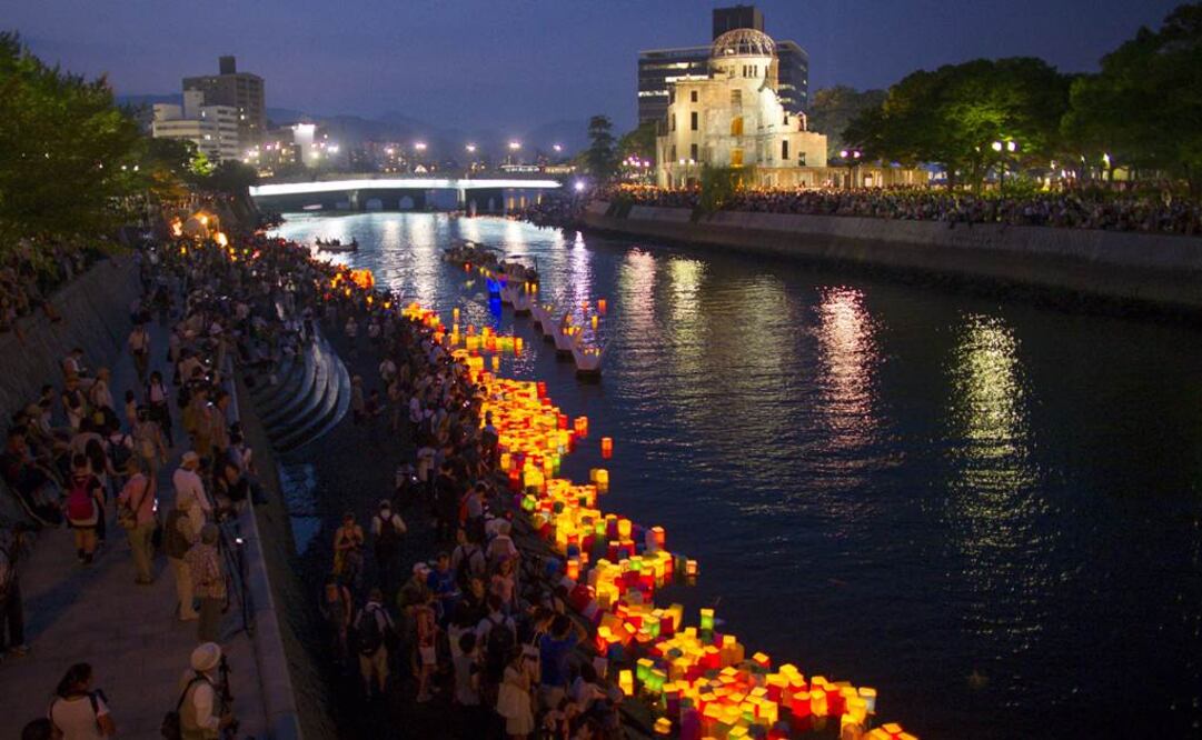 Miles de personas se reunieron hoy en Hiroshima para liberar linternas de papel en el Río Motoyasu en tributo a las víctimas de la bomba atómica, durante el 70 aniversario de la tragedia ocurrida en esta ciudad japonesa  (Foto: Reuters)