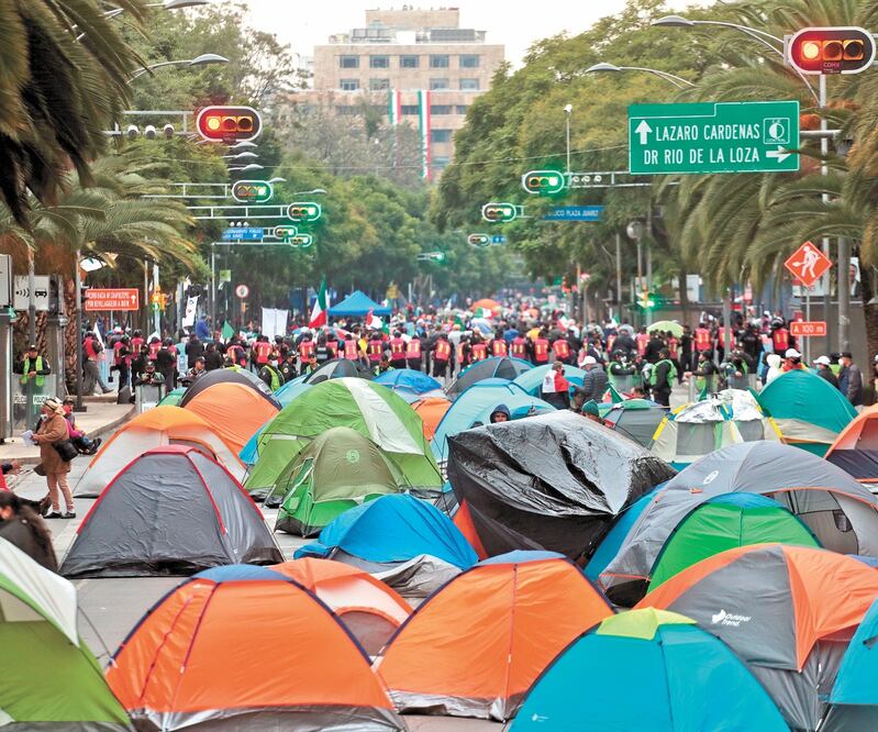 Sobre avenida Juárez, y entre avenida Bucareli y Eje Central, manifestantes instalaron un plantón con casas de acampar; dijeron estar inconformes con el gobierno de la 4T. (Germán Espinosa / EL UNIVERSAL)