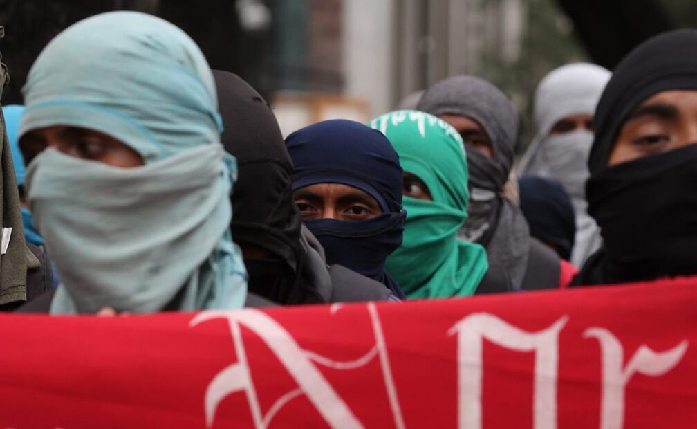 Estudiantes de diversas escuelas normales rurales acompañaron a los padres este 24 de septiembre del 2024 y posteriormente al finalizar el mitin lanzaron artefactos explosivos al patio del Senado. Foto: Francisco Rodríguez / EL UNIVERSAL