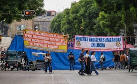 Comerciantes mazahuas bloquean avenida Juárez; protestan contra reordenamiento de la Alameda