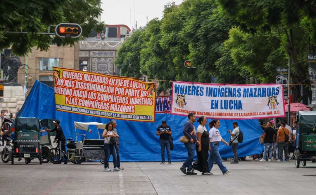 Comerciantes mazahuas bloquean avenida Juárez; protestan contra reordenamiento de la Alameda.
Foto: Karla Guerrero / EL UNIVERSAL