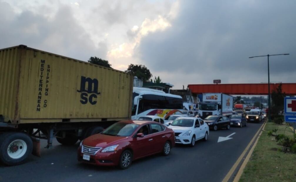 Motorepartidores bloquean avenidas principales de Xalapa en demanda de abusos policiales 