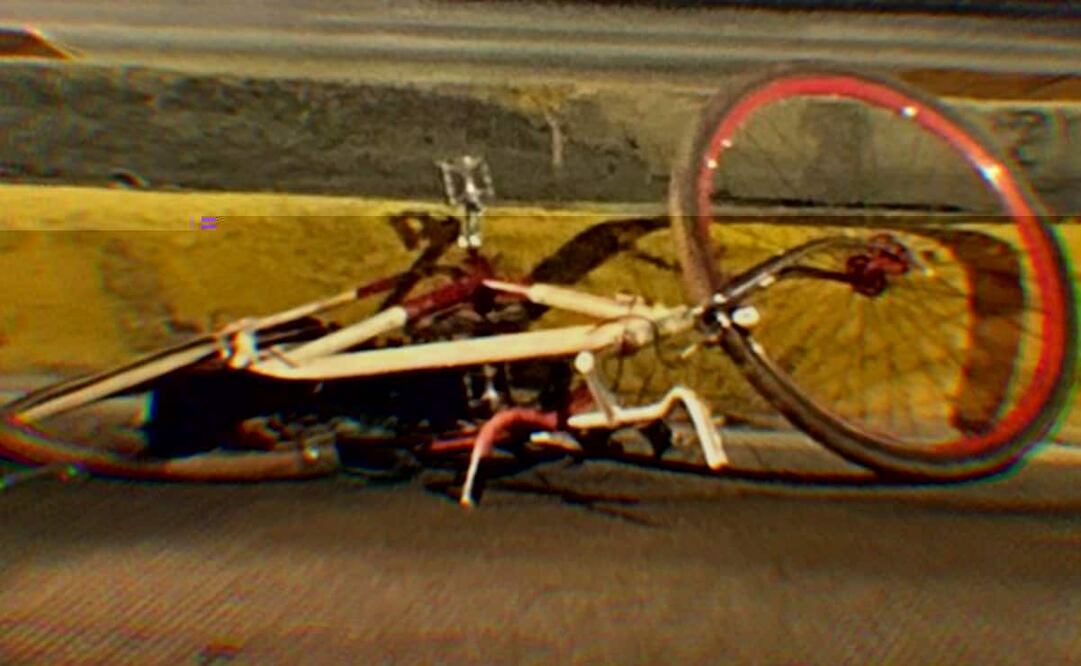 El conductor de un auto blanco invadió el carril exclusivo y atropelló al ciclista