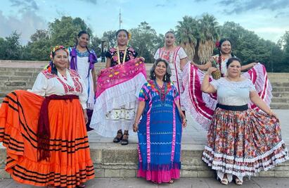 Arman desfile de trajes típicos de Oaxaca en Azcapotzalco