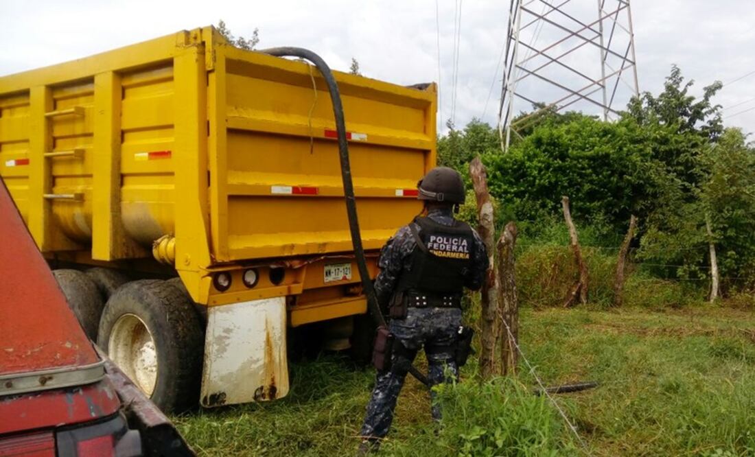 También fueron asegurados seis vehículos abandonados por los delincuentes y que eran usados para la extracción y transporte de hidrocarburo. /Especial - CNS