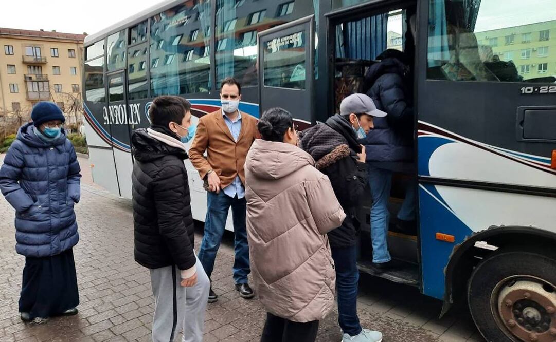 Connacionales evacuados de Ucrania esperan ser repatriados / Foto tomada de Twitter 