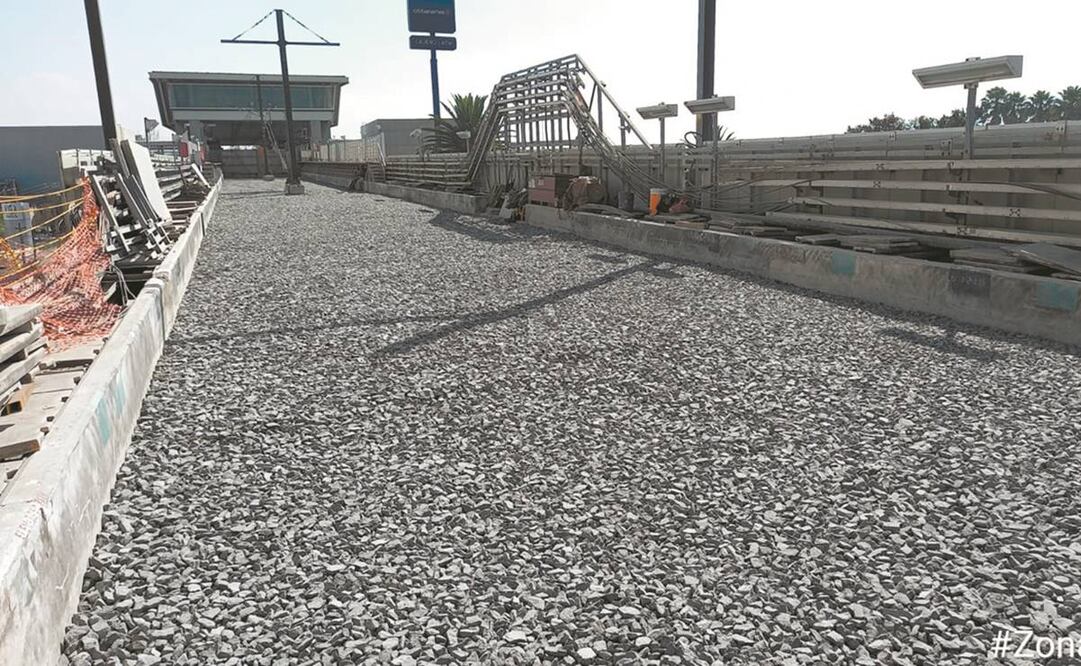 En la zona cero de la L12, entre Tezonco y Olivos, ya se efectuó el suministro, tendido y acomodamiento de balasto en la losa de rodamiento, informó la Sobse; este diario constató los trabajos con maquinaria.Foto: Especial