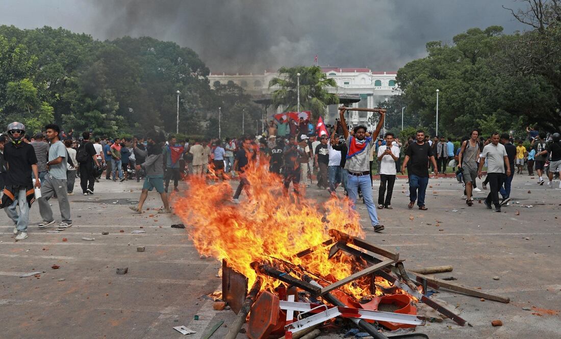 Manifestantes en Nepal, un día después de la represión policial contra las manifestaciones por la prohibición de las redes sociales y la corrupción gubernamental. Foto: AFP