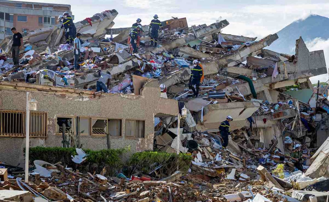 Rescatistas de Vietnam realizan labores de búsqueda de sobrevivientes a los terremotos, este martes en Catia La mar, La Guaira (Venezuela). Según las últimas cifras ofrecidas este lunes por el Gobierno de Venezuela, los muertos por el desastre ascienden a al menos a 1.719, la de heridos a 5.034, mientras que las personas damnificadas son 15 mil 866 y la de edificios afectados a 855, de los cuales "189 sufrieron un colapso total". Foto: EFE