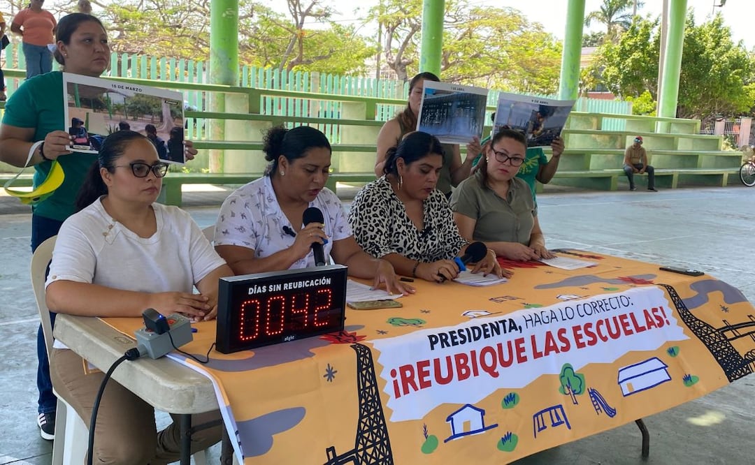 Madres y padres de familia instalan “contador de días sin reubicación” frente a escuela cercana a la refinería Olmeca. | Foto: Luma López.