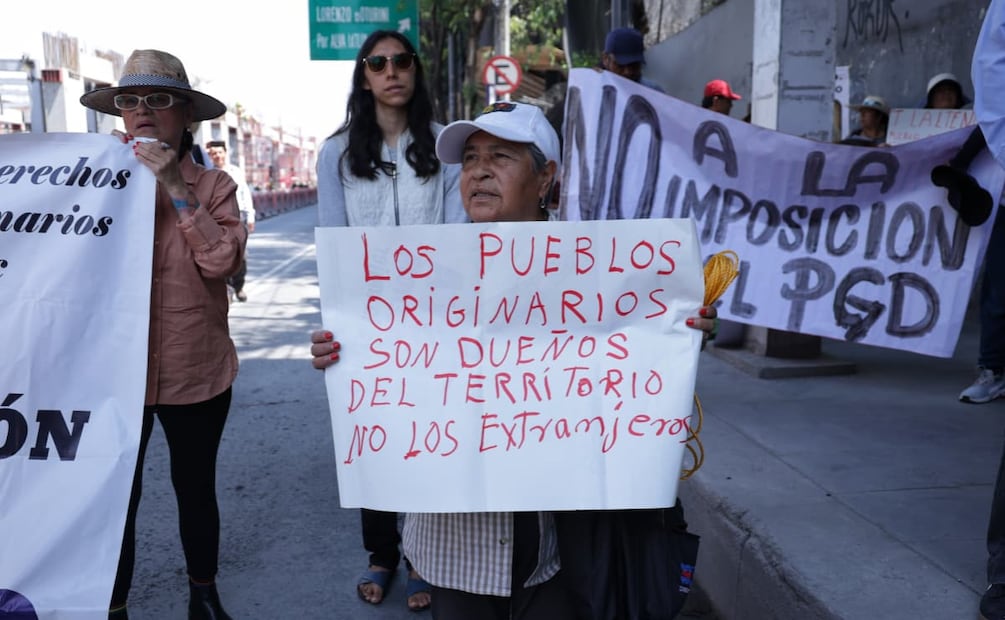 Representantes de pueblos originarios de la CDMX marchan y amagan con amparos ante la elaboración y aprobación del Plan General de Desarrollo. | Foto: Fernanda Rojas/ EL UNIVERSAL.