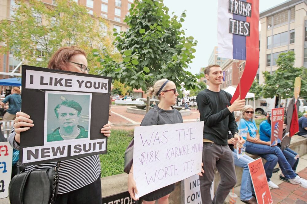 Un grupo de personas protesta frente a la Corte Federal de Alexandria, en Virginia, donde ayer dio inicio el juicio contra el ex jefe de campaña de Donald Trump, Paul Manafort, acusado de fraude y evasión de impuestos (MANUEL BALCE CENETA. AP)