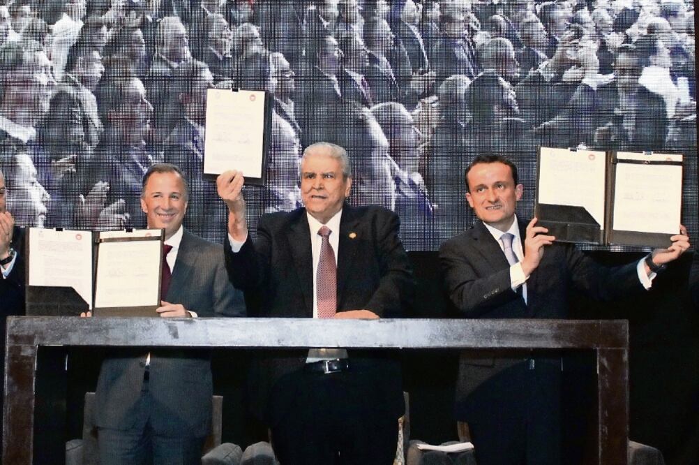 José Antonio Meade, titular de la SHCP; Carlos Aceves, secretario general de la CTM, y Mikel Arriola, director del IMSS, firmaron el convenio (ARCHIVO EL UNIVERSAL)