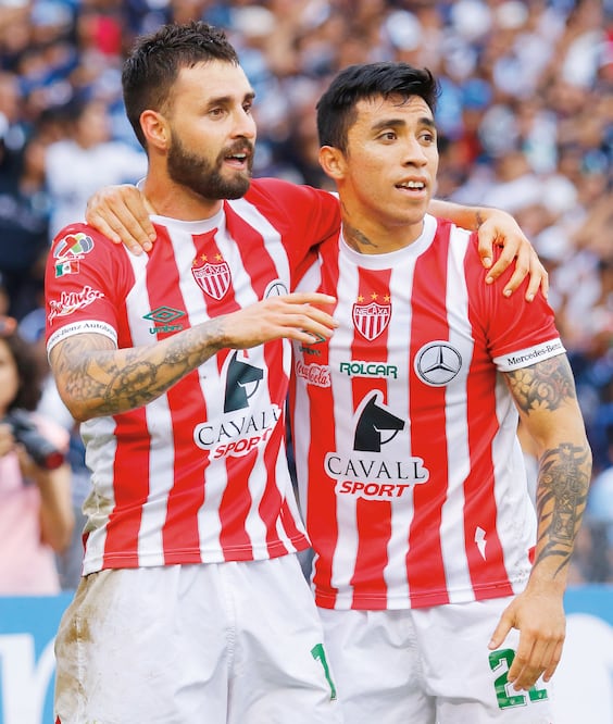 Luis Felipe Gallegos (izq.) abrió el marcador para los de casa. (FOTO: IMAGO7)