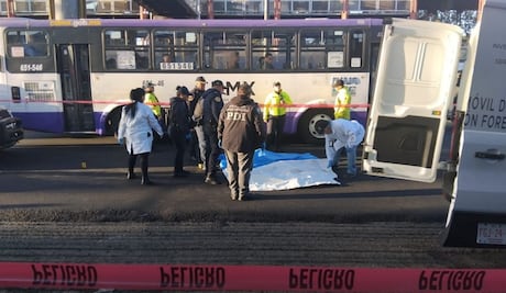 Muere hombre atropellado por camión de Ruta 104 en Calzada Zaragoza; ayudaba a agilizar el tráfico