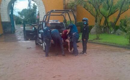 Rescatan a hombre arrastrado por corriente de agua en Hidalgo; no presenta lesiones graves