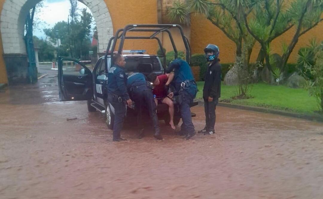 Rescatan a hombre arrastrado por corriente de agua en Hidalgo (02/08/2025). Foto: Especial