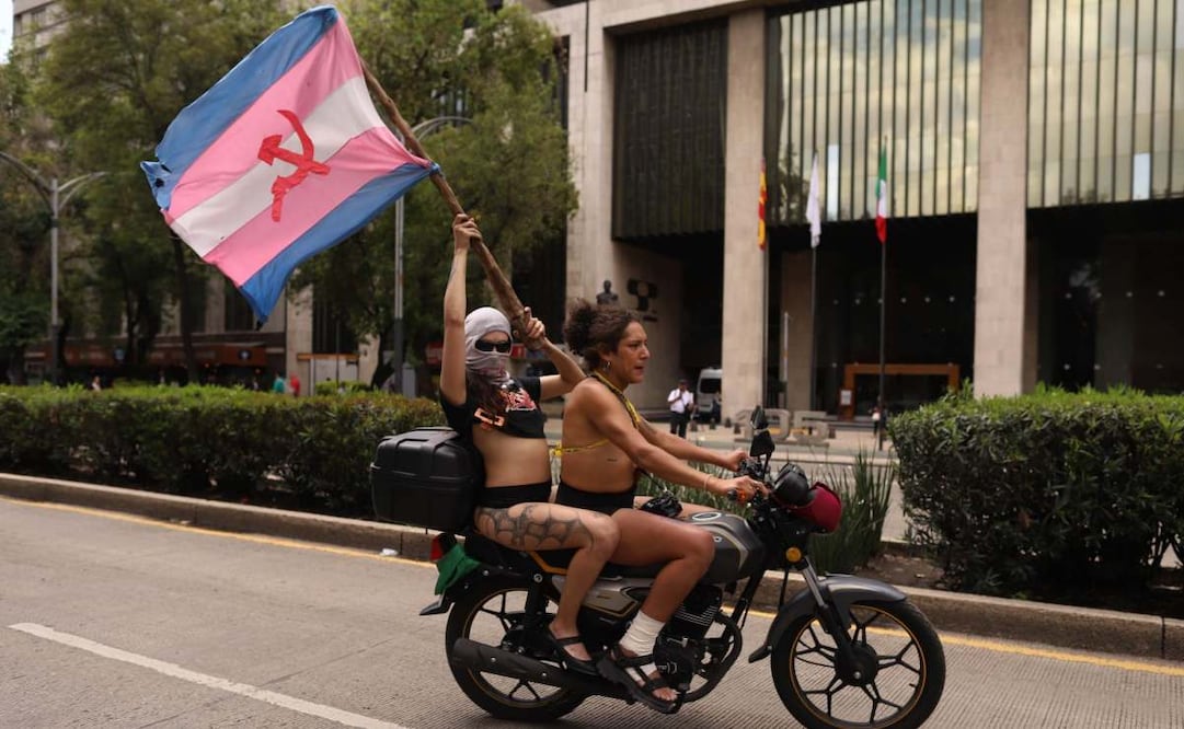 Integrantes de la comunidad trans mantienen un plantón desde hace 21 días afuera de la Secretaria de Gobernación. Foto: Graciela López / EL UNIVERSAL